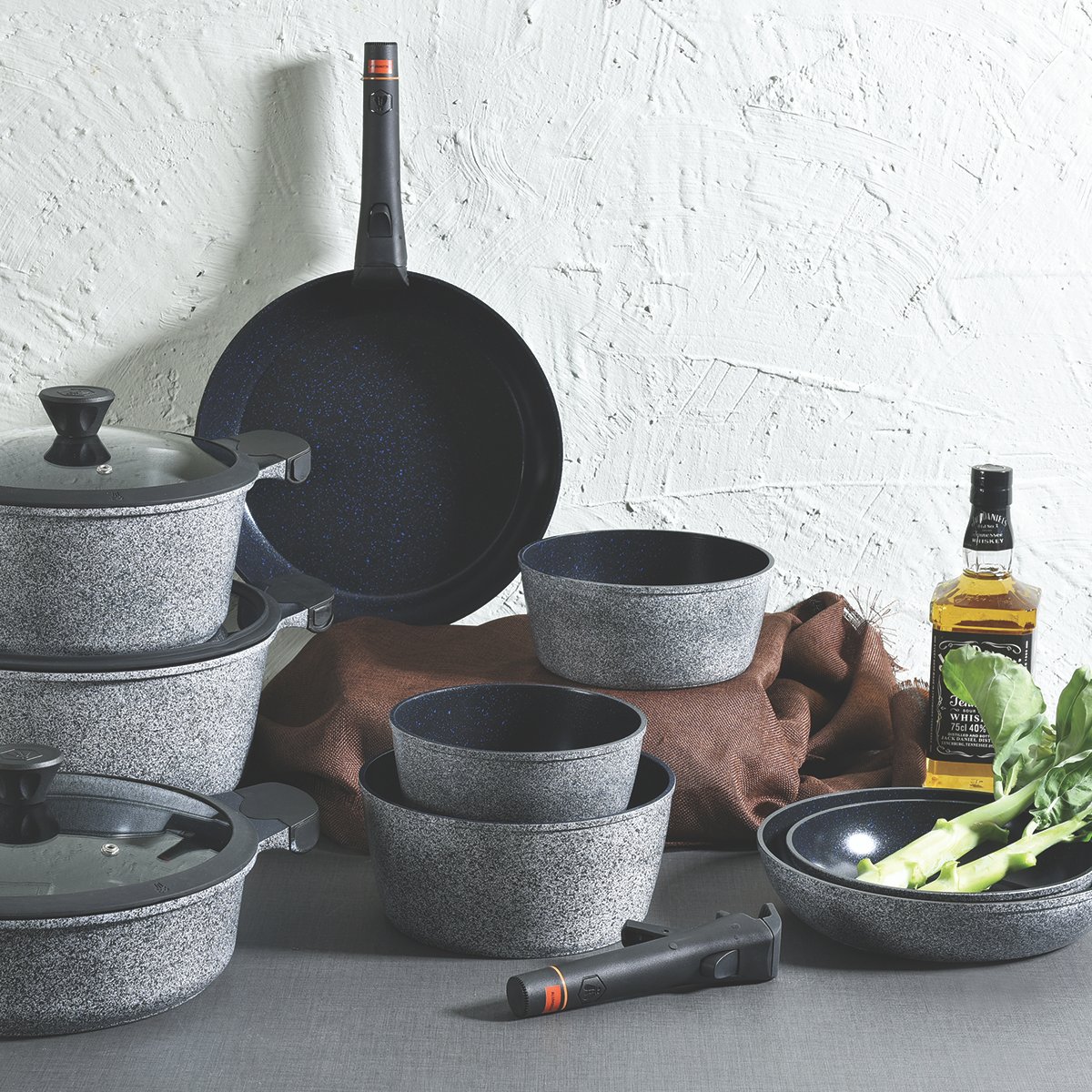 Laguiole – “Réactif” CHARBON 7-piece set sauce pans, frying pan, sauté pans Universal removable handle 6 MAISON DU LYS