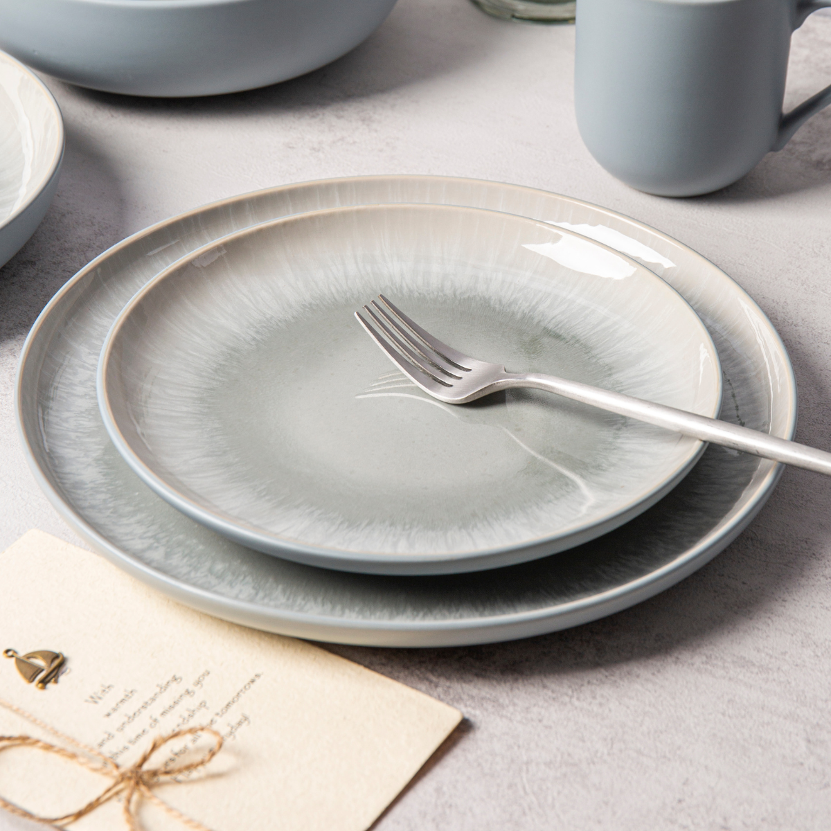 Laguiole – Set of tableware 12 plates sets in stoneware with reactive glaze, Iris Blue